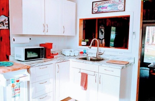 Harrison Cottage | Lakefront/Espresso/Wifi/Games Stocked/Beach/kayaks hammocks/cornhole Darts/Pet