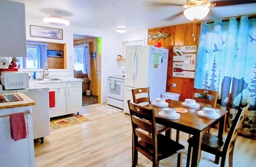 Harrison Cottage | Lakefront/Espresso/Wifi/Games Stocked/Beach/kayaks hammocks/cornhole Darts/Pet