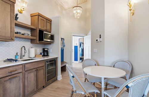 Garrison Apartment | Lakefront Family Studio Sleeps 6
