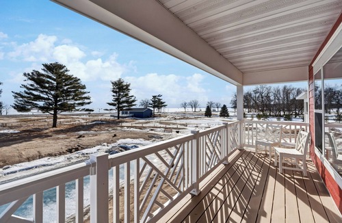 Garrison Apartment | Lakefront Family Studio Sleeps 6