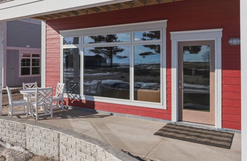 Garrison Apartment | Lakefront Family Studio Sleeps 6