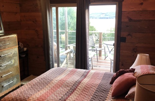 Orrin House | Lakefront get away & Waterfowl hunters paradise -dog friendly