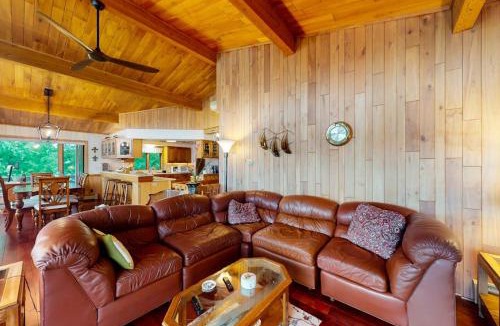 Lake Tomahawk House | Lakefront Haven