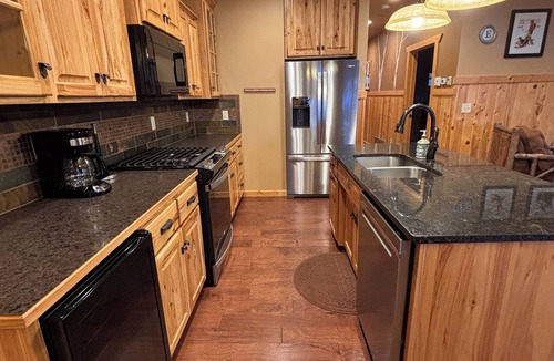 Pequot Lakes Resort | Lakefront Home on the Whitefish Chain - Outdoor Pool, Pickleball Courts and More