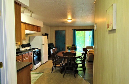 Almo Condo | Lakefront, Jet ski, kayak,or pontoon rentals. Right on the beach!