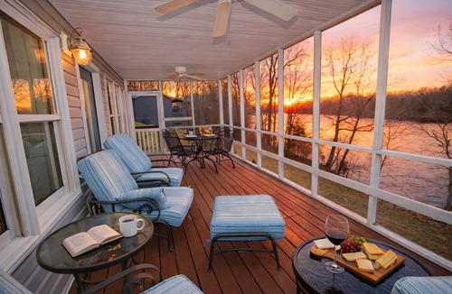 Shelbyville House | Lakefront, Minutes to distilleries, Hot Tub, Fishing, Game Room