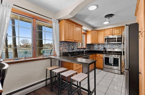 Drayton Plains House | Lakefront Ranch | Hot Tub · 30-Day Min Stay