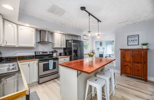 Old Town House | Lakefront Retreat|Dock+Kayaks+Firepit|Sleeps 10