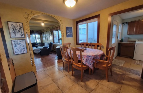 Union House | Lakefront retreat, hot tub, beach, pontoon, treehouse, 2 min walk to restaurants