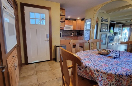 Union House | Lakefront retreat, hot tub, beach, pontoon, treehouse, 2 min walk to restaurants