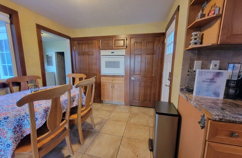 Union House | Lakefront retreat, hot tub, beach, pontoon, treehouse, 2 min walk to restaurants