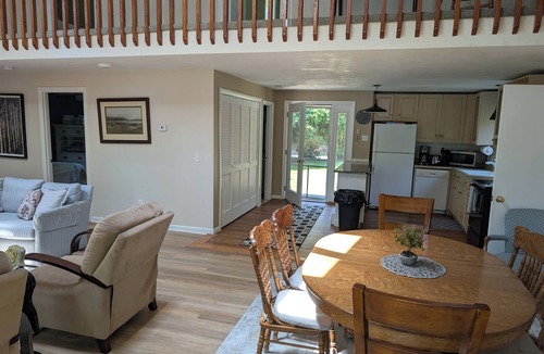 South Kingstown House | Lakefront- Rhode Island; Indian Lake, Wakefield : 223 Indian Trail S.