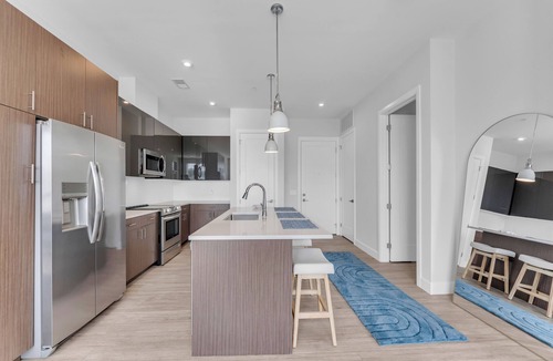 Detroit - Shoreway Apartment | Lakefront Stay Near Beach + Pool