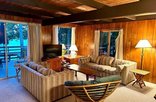 Standish Cottage | Lakefront Traditional 4-bedroom cottage in Frye Island