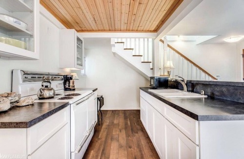 North Lakeport Cottage | Lakefront Shorewood Cottage with room to make amazing family memories.