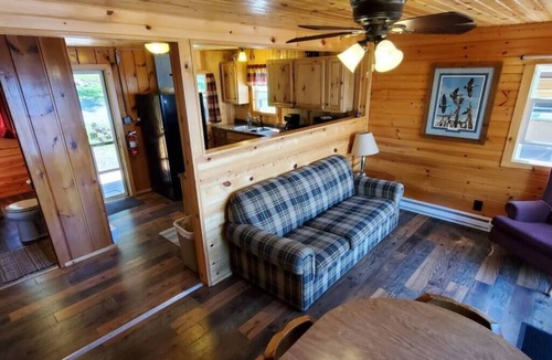 Ray Cabin | Lakeside 2 Bedroom Glacier Cabin on Kab