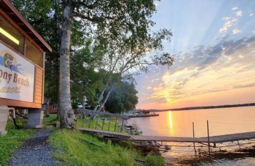 Ray House | Lakeside 2 Bedroom Glacier Cabin On Kab
