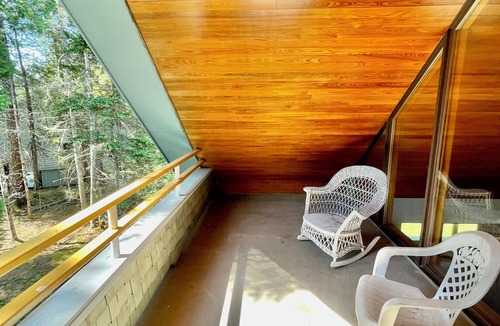 Seal Cove House | Lakeside 3-bedroom house in tranquil Tremont perfect for relaxing stays.