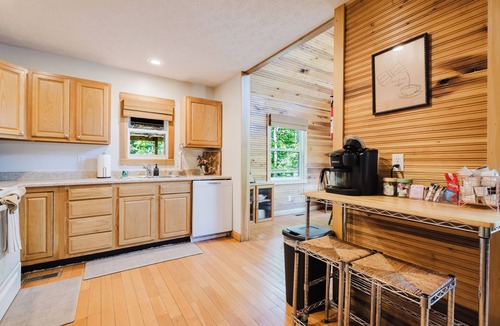 Primrose Cabin | Lakeside Cabin: Private Dock - Canoe & Kayaks - HotTub -PetFriendly -Arcade Game