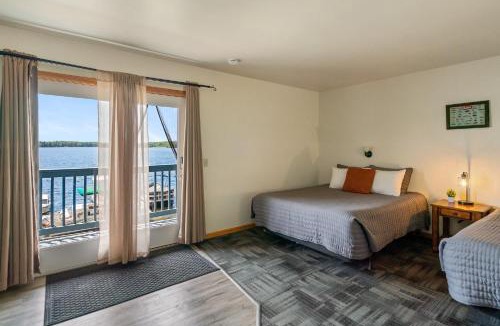 Mayfield Apartment | Lakeside Double Queen Suite Upper-Level Retreat
