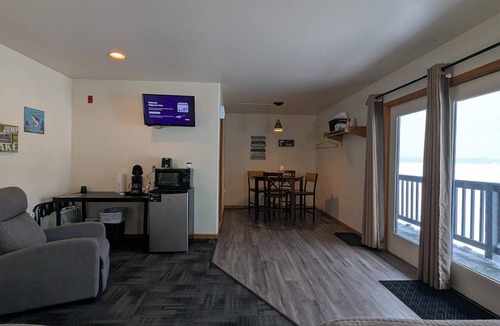 Mayfield Apartment | Lakeside Double Queen Suite | Upper-Level Retreat