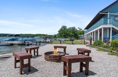 Mayfield Apartment | Lakeside Double Queen Suite | Upper-Level Retreat