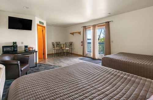 Mayfield Apartment | Lakeside Double Queen Suite | Upper-Level Retreat