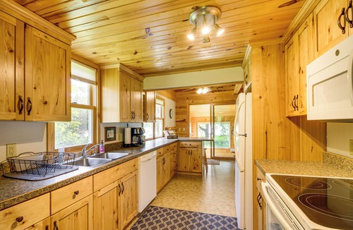 Alexandria Cabin | Lakeside Hideaway w/Swim Dock in Alexandria!