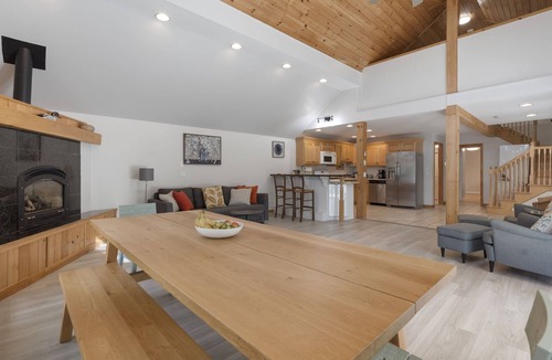 Gray House | Lakeside Living wsandy beach, gas fireplace -easy 25 minute commute to Portland