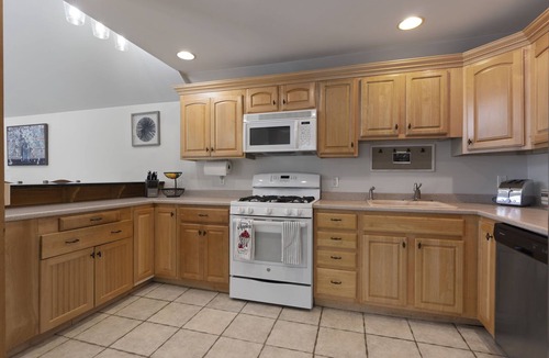 Gray House | Lakeside Living wsandy beach, gas fireplace -easy 25 minute commute to Portland