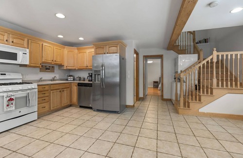 Gray House | Lakeside Living wsandy beach, gas fireplace -easy 25 minute commute to Portland