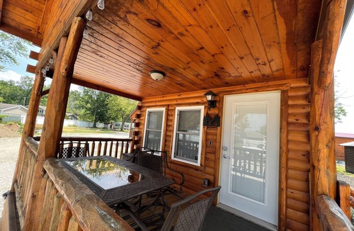 Ashtabula Cabin | Lakeside Lodge In Between Geneva-on-the-Lake and the Historic Ashtabula Harbor