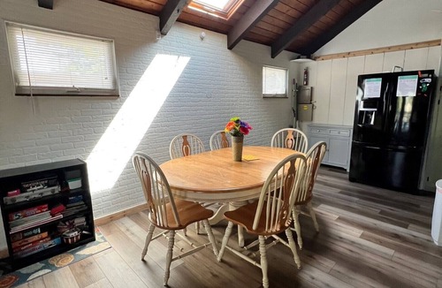 Williamstown Cottage | Lakeside Serenity Retreat