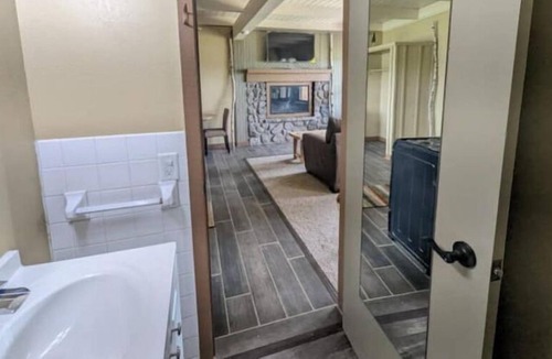 Hill City Apartment | Lakeside Studio with Fireplace & Beautiful View!