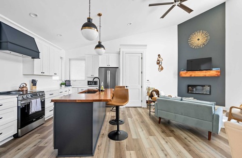 Williamstown House | Lakeside, Water-view, 6.5 miles to Ark, 4BR for 14