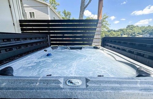 Williamstown House | Lakeside, Water-view, 6.5 miles to Ark, 4BR for 14
