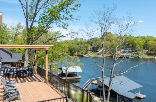 Williamstown House | Lakeside, Water-view, 6.5 miles to Ark, 4BR for 14