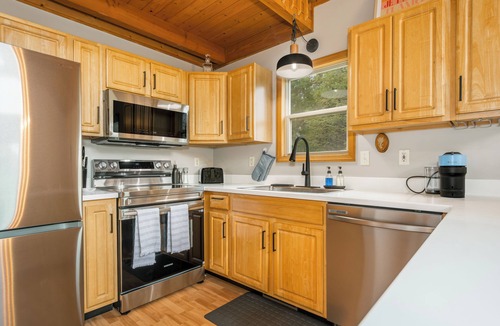 Thayerville Ski Chalet | Lakeview Chalet in Deep Creek Lake + Hot Tub