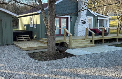 Howard Cottage | Lakeview Couples Get-Away