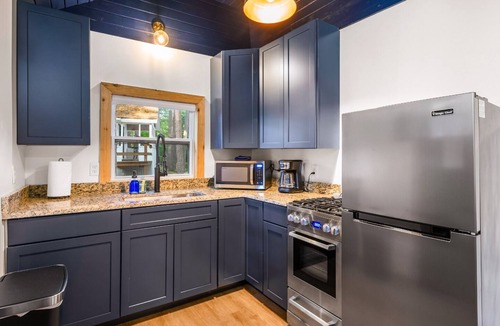 Mayfield House | Lakeview Deck| 10 mi from TC | Sauna | Hot Tub