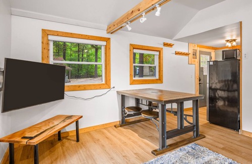 Mayfield Cottage | Lakeview Deck| Sauna+Hot Tub| Fishing| Near TC!