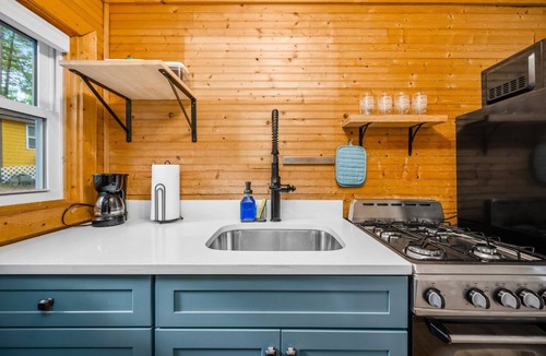 Mayfield Cottage | Lakeview Deck| Sauna+Hot Tub| Fishing| Near TC!
