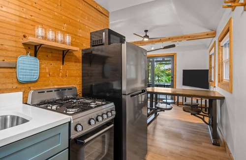 Mayfield Cottage | Lakeview Deck| Sauna+Hot Tub| Fishing| Near TC!