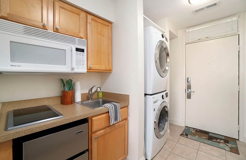 Acme Condo | ☀ Lakeview Haven Studio Condo @ The Shores ➠ 5600