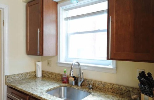 Oak Park House | Lamplight House - Quiet Beauty Close to ALL Downtowns!