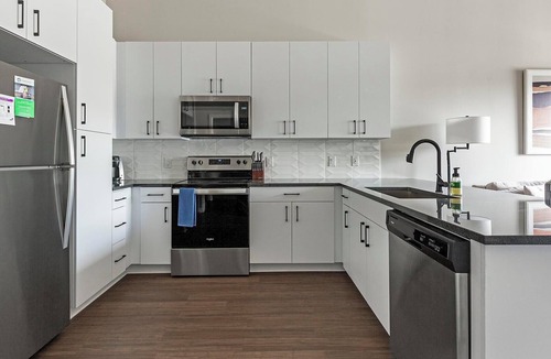 North Kansas City Apartment | Landing | Amazing 2BD, Pool, Courtyard