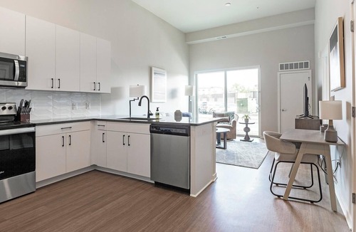 North Kansas City Apartment | Landing | Amazing 2BD, Pool, Courtyard