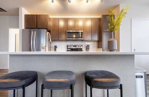 Milwaukee Apartment | Landing | Beautiful 2BD, Courtyard, Gym
