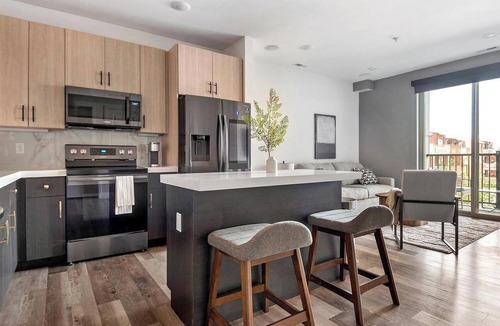 DeBaliviere Place Apartment | Landing | Chic 1BD, Yoga Studio, Gym