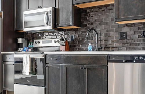 Downtown Columbus Apartment | Landing | Chic Studio, Gym, Clubhouse